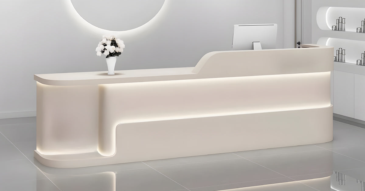 初めての訪問者に優しく迎えるフロントカウンター