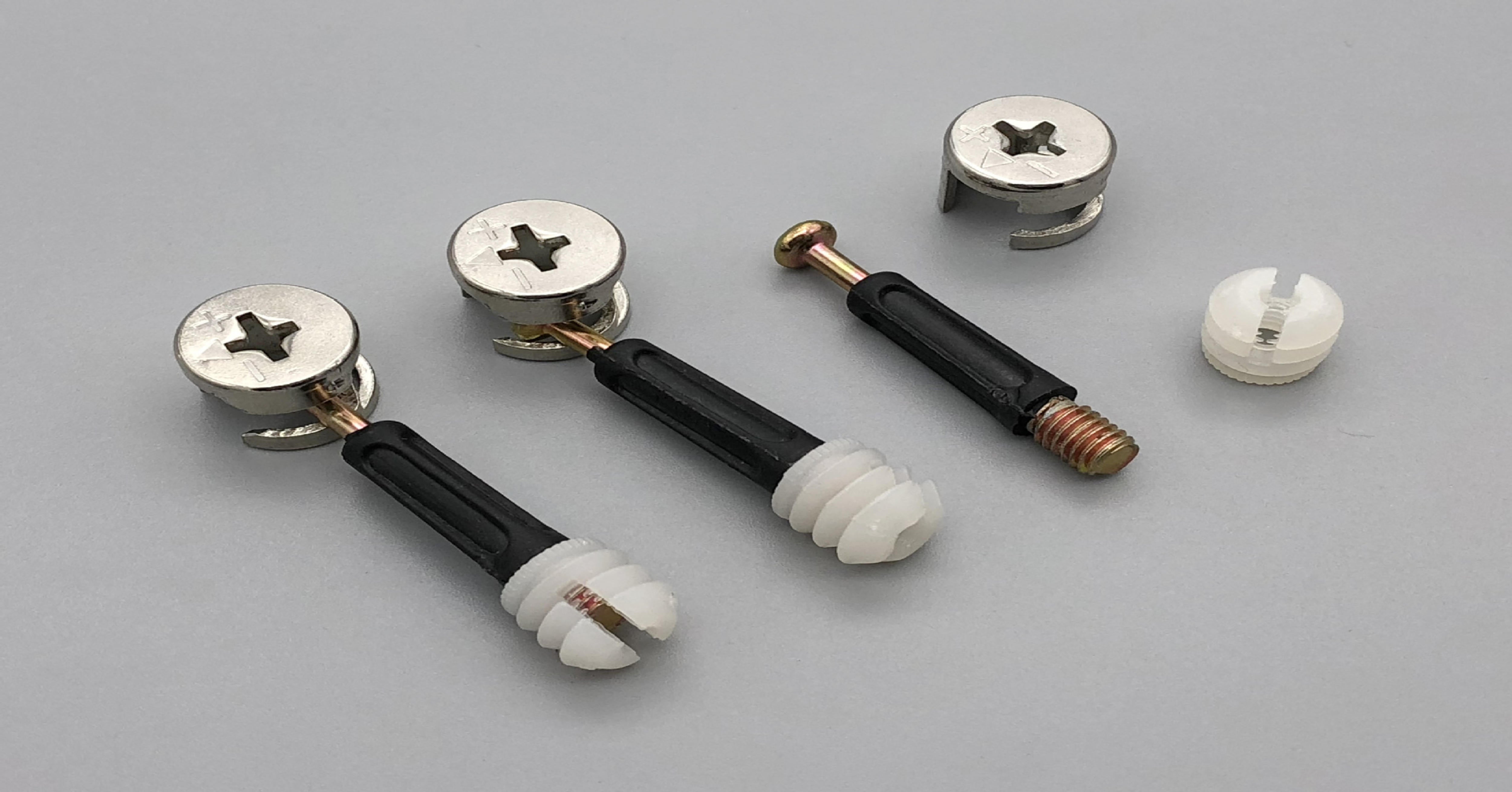 カムロックとカムロックネジの取り付け